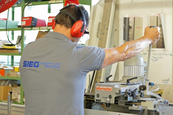 Ein Mitarbeiter von Metallbau SIEG benutzt eine Fräsmaschine